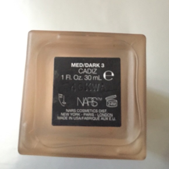 NARS LUMINOUS WEIGHTLESS FOUNDATION -SHADE CADIZ - Picture 2 of 2